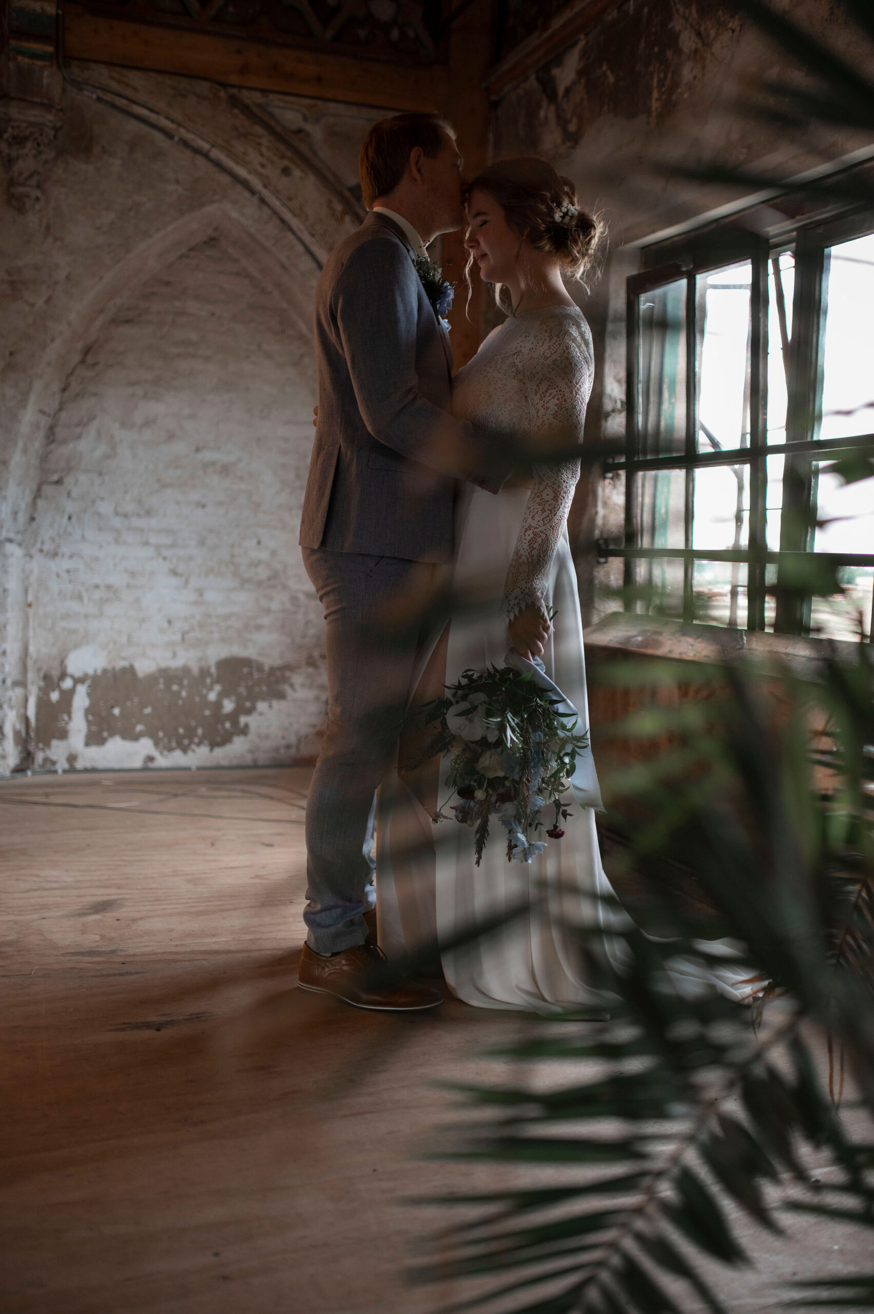 Organisatie : @jaikwilevents @mvm.photographynl  Locatie : @metaalkathedraal  Styling : @jaikwilevents  Fotografie : @mvm.photographynl  Jurken : @ieks_bridal  Pakken : @deitmers_mannenmode  Muah : @lookk.beautiful  Bloemist : @bloembinderijbloom  Taart : @ladentsucree13  Sieraden & trouwringen: @atelieraroha  Trouwambtenaar: @andra_trouwt  Kaarten : @stijlvolletrouwkaarten  Koppel 1: @nikitakouwenhoven @davemontijn  Koppel 2 : @portfolio.laurabakker & Tom