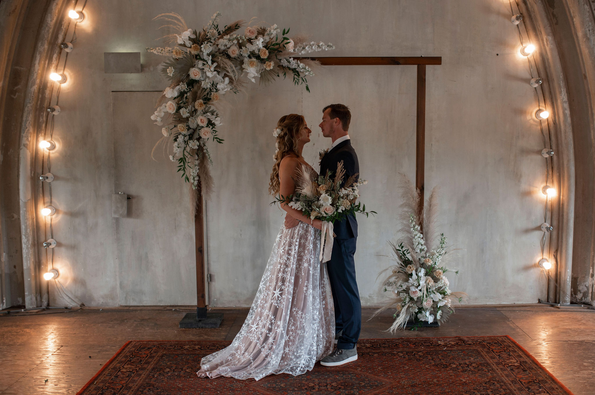 Organisatie : @jaikwilevents @mvm.photographynl  Locatie : @metaalkathedraal  Styling : @jaikwilevents  Fotografie : @mvm.photographynl  Jurken : @ieks_bridal  Pakken : @deitmers_mannenmode  Muah : @lookk.beautiful  Bloemist : @bloembinderijbloom  Taart : @ladentsucree13  Sieraden & trouwringen: @atelieraroha  Trouwambtenaar: @andra_trouwt  Kaarten : @stijlvolletrouwkaarten  Koppel 1: @nikitakouwenhoven @davemontijn  Koppel 2 : @portfolio.laurabakker & Tom