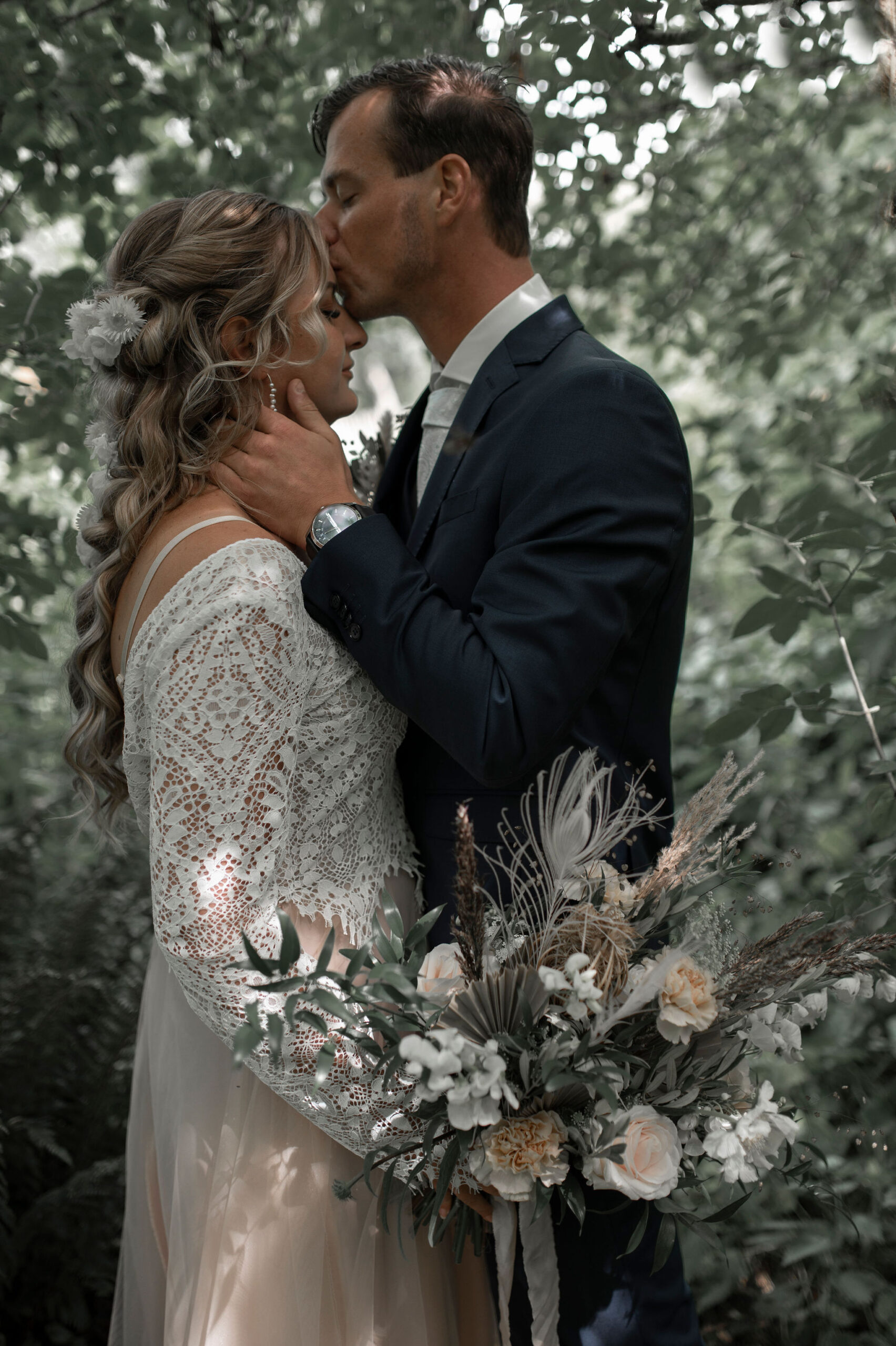 Organisatie : @jaikwilevents @mvm.photographynl  Locatie : @metaalkathedraal  Styling : @jaikwilevents  Fotografie : @mvm.photographynl  Jurken : @ieks_bridal  Pakken : @deitmers_mannenmode  Muah : @lookk.beautiful  Bloemist : @bloembinderijbloom  Taart : @ladentsucree13  Sieraden & trouwringen: @atelieraroha  Trouwambtenaar: @andra_trouwt  Kaarten : @stijlvolletrouwkaarten  Koppel 1: @nikitakouwenhoven @davemontijn  Koppel 2 : @portfolio.laurabakker & Tom