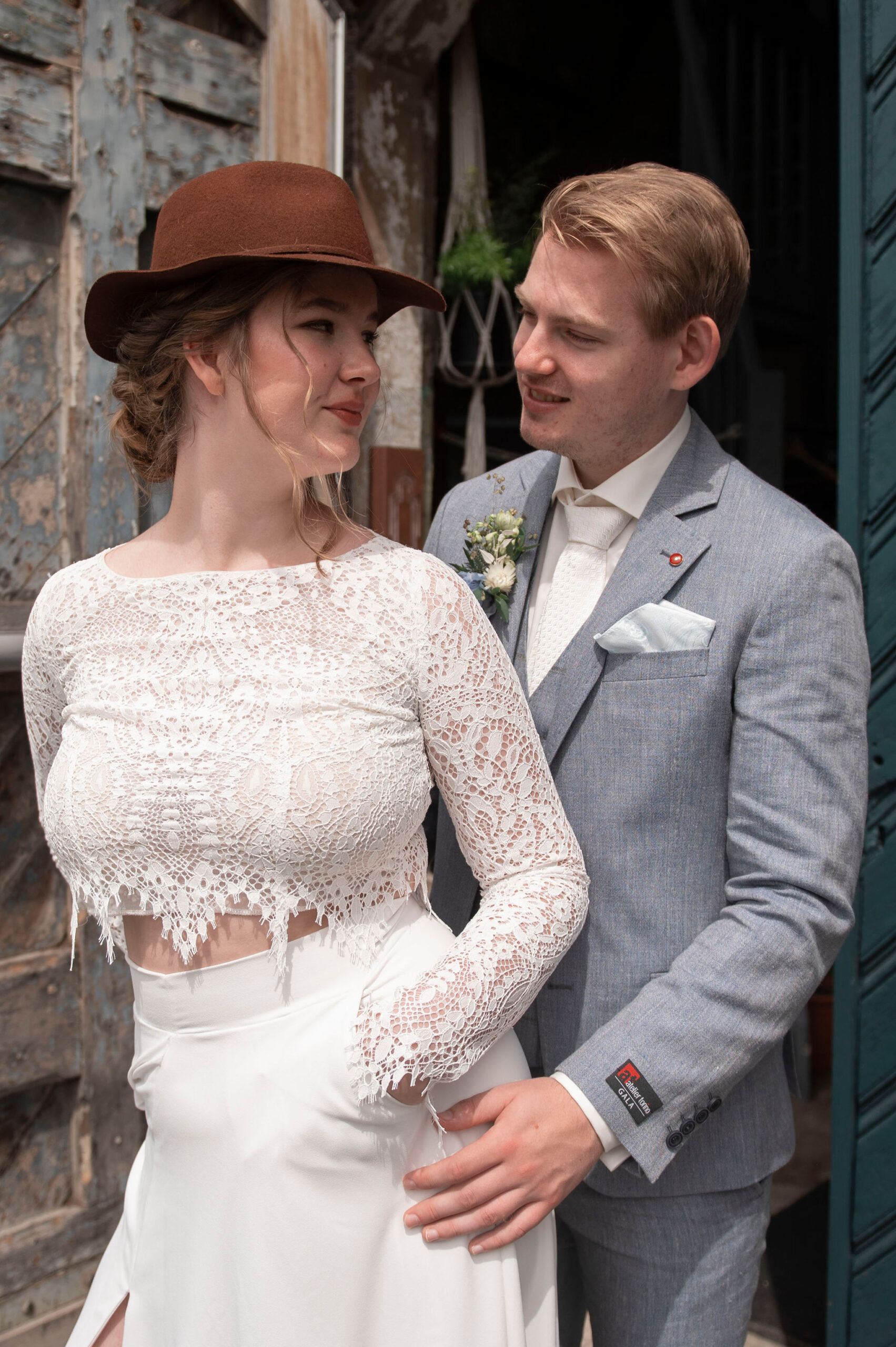Organisatie : @jaikwilevents @mvm.photographynl  Locatie : @metaalkathedraal  Styling : @jaikwilevents  Fotografie : @mvm.photographynl  Jurken : @ieks_bridal  Pakken : @deitmers_mannenmode  Muah : @lookk.beautiful  Bloemist : @bloembinderijbloom  Taart : @ladentsucree13  Sieraden & trouwringen: @atelieraroha  Trouwambtenaar: @andra_trouwt  Kaarten : @stijlvolletrouwkaarten  Koppel 1: @nikitakouwenhoven @davemontijn  Koppel 2 : @portfolio.laurabakker & Tom