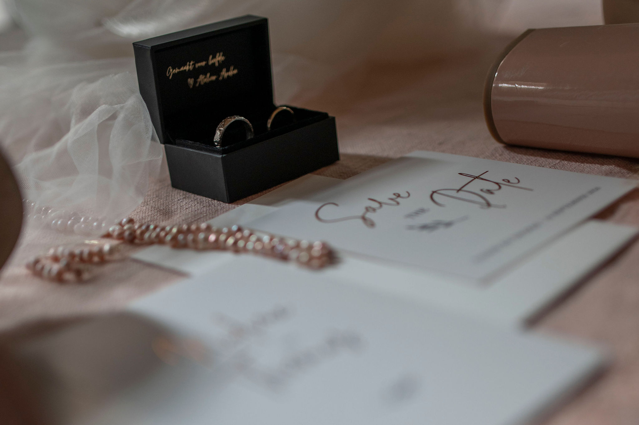 Organisatie : @jaikwilevents @mvm.photographynl  Locatie : @metaalkathedraal  Styling : @jaikwilevents  Fotografie : @mvm.photographynl  Jurken : @ieks_bridal  Pakken : @deitmers_mannenmode  Muah : @lookk.beautiful  Bloemist : @bloembinderijbloom  Taart : @ladentsucree13  Sieraden & trouwringen: @atelieraroha  Trouwambtenaar: @andra_trouwt  Kaarten : @stijlvolletrouwkaarten  Koppel 1: @nikitakouwenhoven @davemontijn  Koppel 2 : @portfolio.laurabakker & Tom